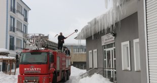Bingöl'de çatılardaki buz sarkıtları itfaiye aracı yardımıyla düşürülüyor