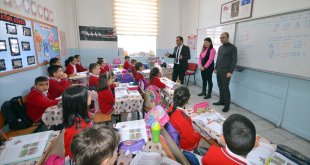 Aileleriyle Kars'a gelen depremzede çocuklar dersbaşı yaptı