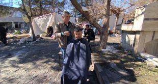 Malatyalı depremzede berberden ücretsiz tıraş
