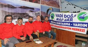 Van depreminden sonra kurdukları ekiple Adıyaman'da enkazdan 40 kişiyi kurtardılar