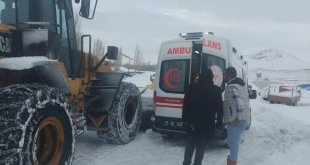 Karla mücadele ekipleri ambulans için yol açtı