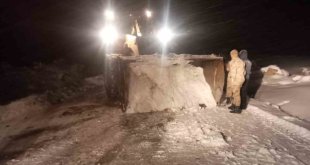 Kar ve fırtına nedeniyle yolda kalan araçlar kurtarıldı