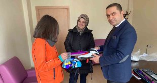 Başarılı sporcu ekipman desteğiyle ödüllendirildi