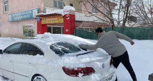 Karlıova'da kar yağışı etkili oldu, eğitime ara verildi
