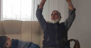 Depremi duyar duymaz yola koyulan yaşlı adam oğlu ve torunlarını 23'ncü saatte kurtardı