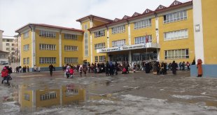 Bitlis ve Van'da depremzede çocuklar yerleştirildikleri okularda derse başladı