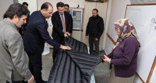 Erzincan'da gönüllülerin ürettiği uyku tulumları depremzedelere gönderiliyor