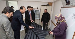 Erzincan Halk Eğitim Merkezi depremzedeler için uyku tulumu dikiyor