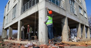 Malatya'da inşaat mühendisleri binalarda hasar tespit çalışması yapıyor