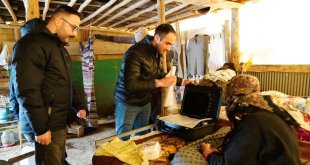 Muş Valisi Gündüzöz, 83 yaşındaki depremzede kadının pasaport talebini yerine getirdi