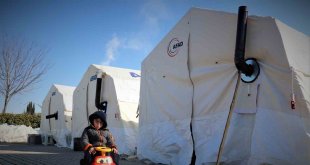 Depremin vurduğu Malatya'da, çocukların çadır kent yaşamı