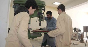 Gönüllü öğretmen ve öğrenciler yaptıkları 100 adet sobayı deprem bölgesine yollayacak