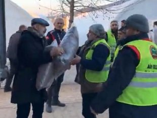 Ağrılı iş adamı depremzedeler için kolları sıvadı