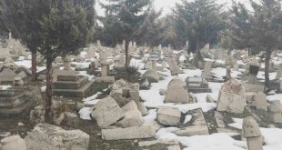 250 yıllık tarihi mezarlığı da deprem vurdu