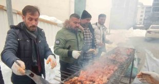 Bingöl'de mangallar depremzedeler için yandı