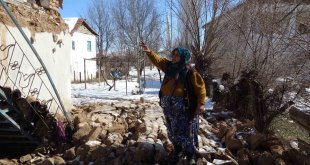 Depremde evi yıkılan yaşlı kadın yaşadıklarını gözyaşları ile anlattı: "Komşularımız kurtardı"