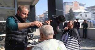 Vanlı berberlerden Malatyalı depremzedelere ücretsiz tıraş