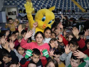 Depremzede 'Fenomen Civciv', çocukların neşe kaynağı oluyor