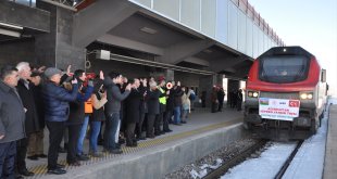 Azerbaycan'dan depremzedelere yardım malzemelerini taşıyan tren Kars'a geldi