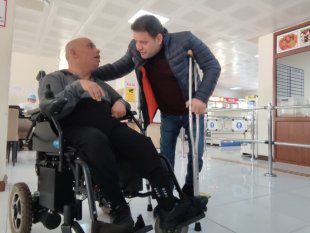 Engelli aracı enkaz altında kalan Ahmet Aslan'a akülü engelli aracı hediye edildi