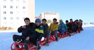 Vanlı çocukların kayak keyfi