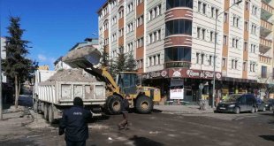Kars'ta belediyenin kar mücadelesi sürüyor