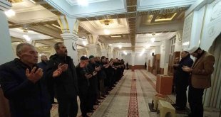 Van'da Miraç Kandili'nde eller, depremzedeler için semaya açıldı