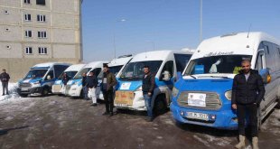 Yüksekova'daki minibüsçüler bir günlük kazançlarını depremzedelere bağışladı