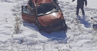 Erzincan'da şarampole devrilen otomobildeki 1 kişi öldü, 3 kişi yaralandı