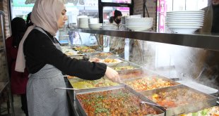 Van depremini yaşayan esnaf günde 5 bin 400 kişilik ücretsiz yemek veriyor