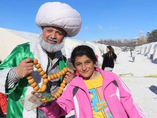 Deprem bölgesi Malatya'da çocuklar Nasrettin Hoca ile eğleniyor