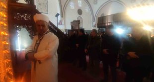 Depremde hayatını kaybedenler için tarihi Hüsrev Paşa Camii'nde gıyabi cenaze namazı kılındı