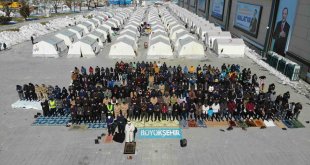 Depremin gölgesinde çadır kentte cuma ve gıyabi cenaze namazı