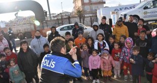 Polisten depremzede çocuklar için etkinlik