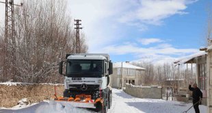 Gürpınar Belediyesi karla mücadele çalışmalarını aralıksız sürdürüyor