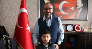 Ağrılı Mahir kumbarasını depremzede kardeşlerine açtı