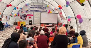 Elazığ Belediyesi kurduğu çocuk oyun çadırında depremin izlerini silmeye çalışıyor