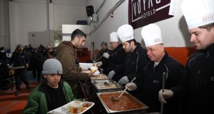 Malatya'da oluşturulan çadır kentlerde depremzedelerin yaraları sarılıyor