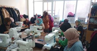 Terzilik kursiyerleri deprem bölgesi için pijama dikiyor