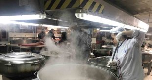 Iğdır'da yapılan kavurmalar deprem bölgesine gönderiliyor