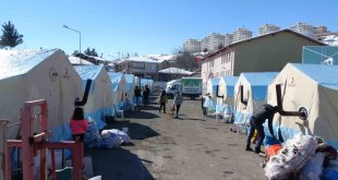 Depremin vurduğu Akçadağ'da yaralar sarılıyor
