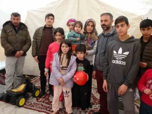 Malatya'da depremzedeler çadır kentte hayata tutunuyor