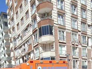 Erzurum Büyükşehir'in ekibi Erakut enkazda bulduğu parayı sahibine teslim etti