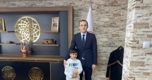 Ağrılı Murat Ensar Erdem deprem bölgesindeki çocuklar için kumbarasını bağışladı