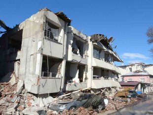 Depremin vurduğu Doğanşehir, harabeye döndü