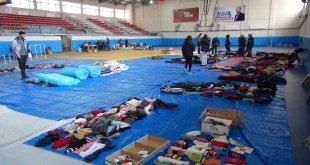 Kapalı spor salonu depremzedeler için 'Sosyal Markete' dönüştürüldü