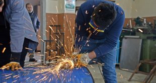 Ağrı'da öğrenciler depremzedeler için soba ve hijyen malzemesi üretiyor