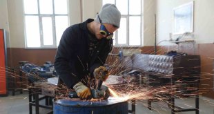 Ağrılı öğrenciler soba ve hijyen malzemesi üreterek afet bölgesine gönderiyor