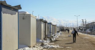 Van ekibi Malatyalı depremzedeler için konteyner kent kuruyor