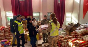 Bingöl'de jandarma ekiplerinin topladığı yardımlar, depremzedelere gönderildi